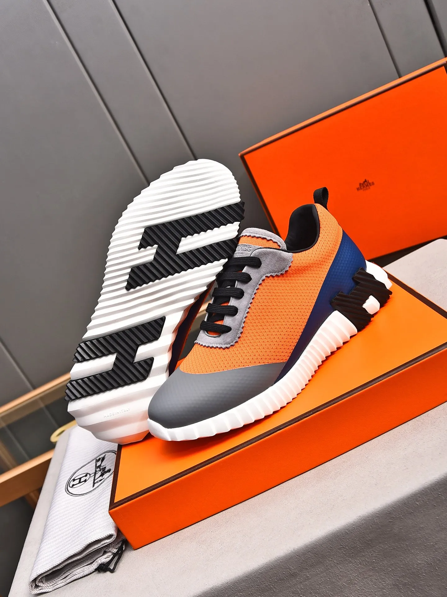 PP600【Hermes】fe new arrival~New Bouncing sneakers are the most comfortable shoes from Hermès. They are extremely light on the feet and look great. You won’t feel tired even when you go shopping and running around. 👍Very light and comfortable. Extremely light. Perfect for both sports and leisure. The feeling of stepping on them is great! It’s up to you to choose, there’s always what you want~ ✔️Fabric: Imported first-layer cowhide + high-elastic fly weave ✔️Inner lining: Imported water-dyed cow lining ✔️Outsole: Seamless combination of IP+TPU (multi-color letters) German technology irradiation machine ✔️Code number: Male 38-44 (45 customized)